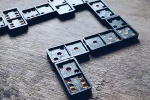 Sonhar com dominó Sonhar com dominó