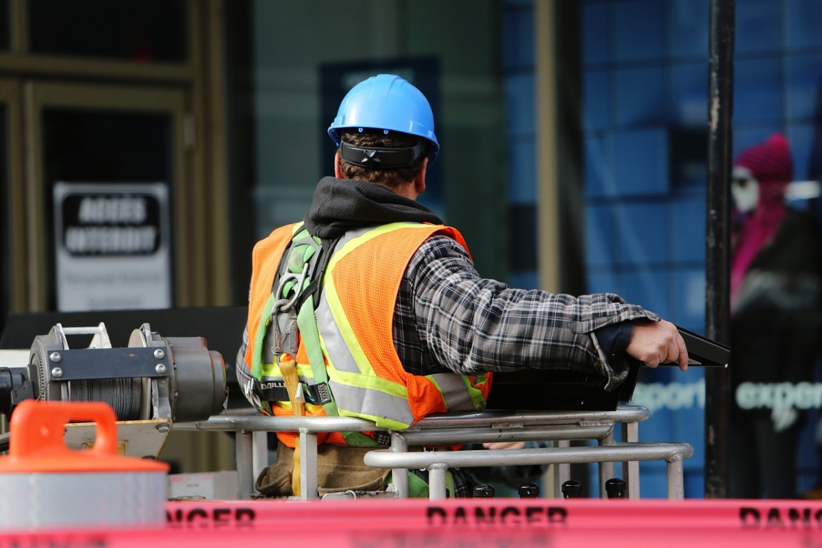 sonhar que trabalha em uma construção  Sonhar com construção - homem trabalhando em uma construção