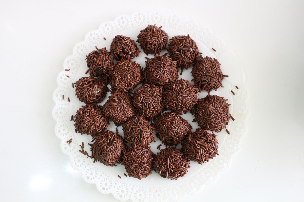 sonhar com brigadeiro gostoso  Sonhar com brigadeiro - muitos brigadeiros em um prato