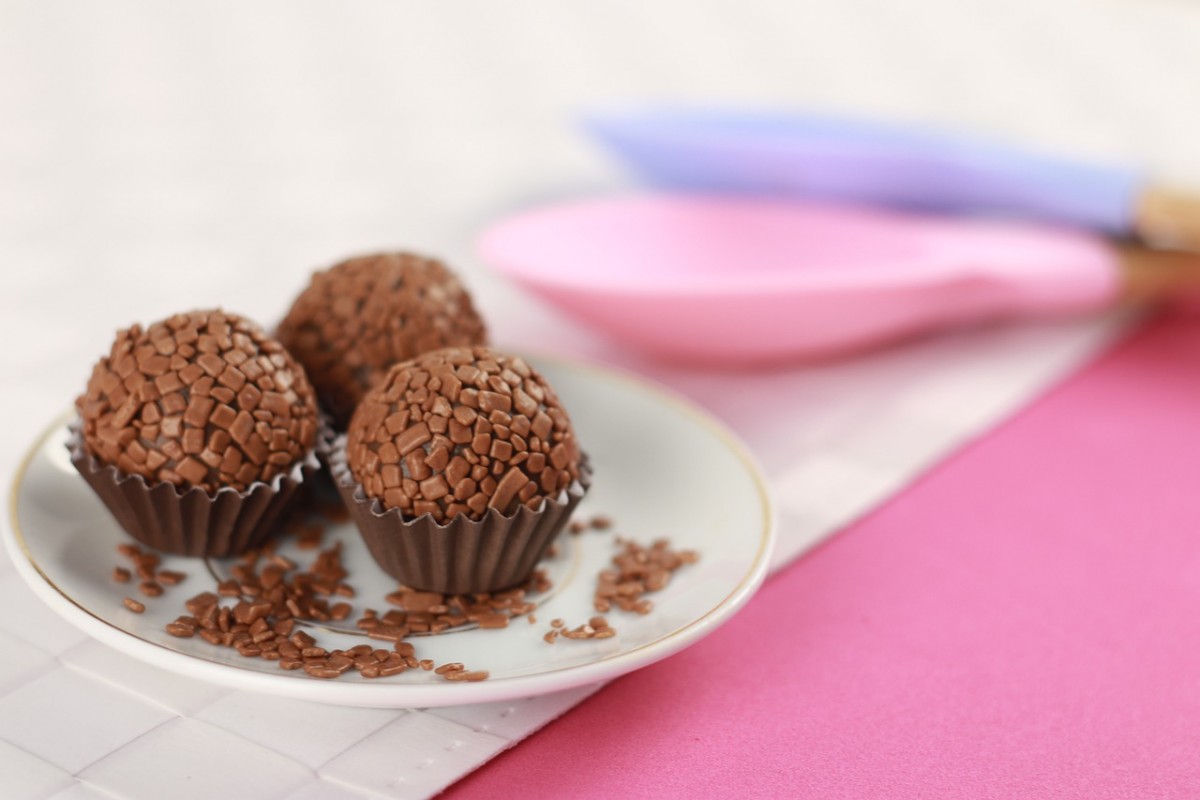sonhar com brigadeiro pequeno  Sonhar com brigadeiro - três brigadeiros de chocolate