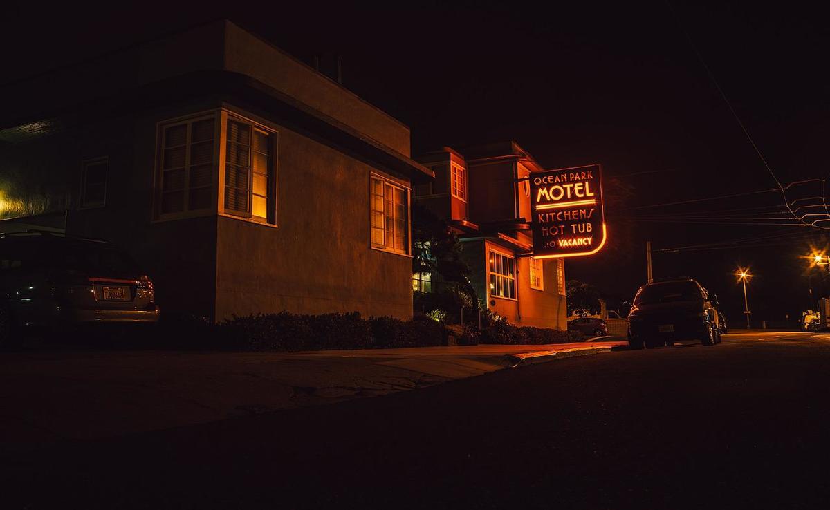 Sonhar com motel de beira de estrada Sonhar com motel de beira de estrada: imagem de um motel à noite