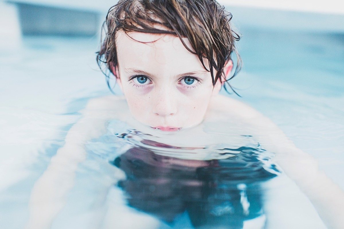 Sonhar com um filho de olhos azuis Sonhar com um filho de olhos azuis: imagem de um menino na piscina de olhos azuis