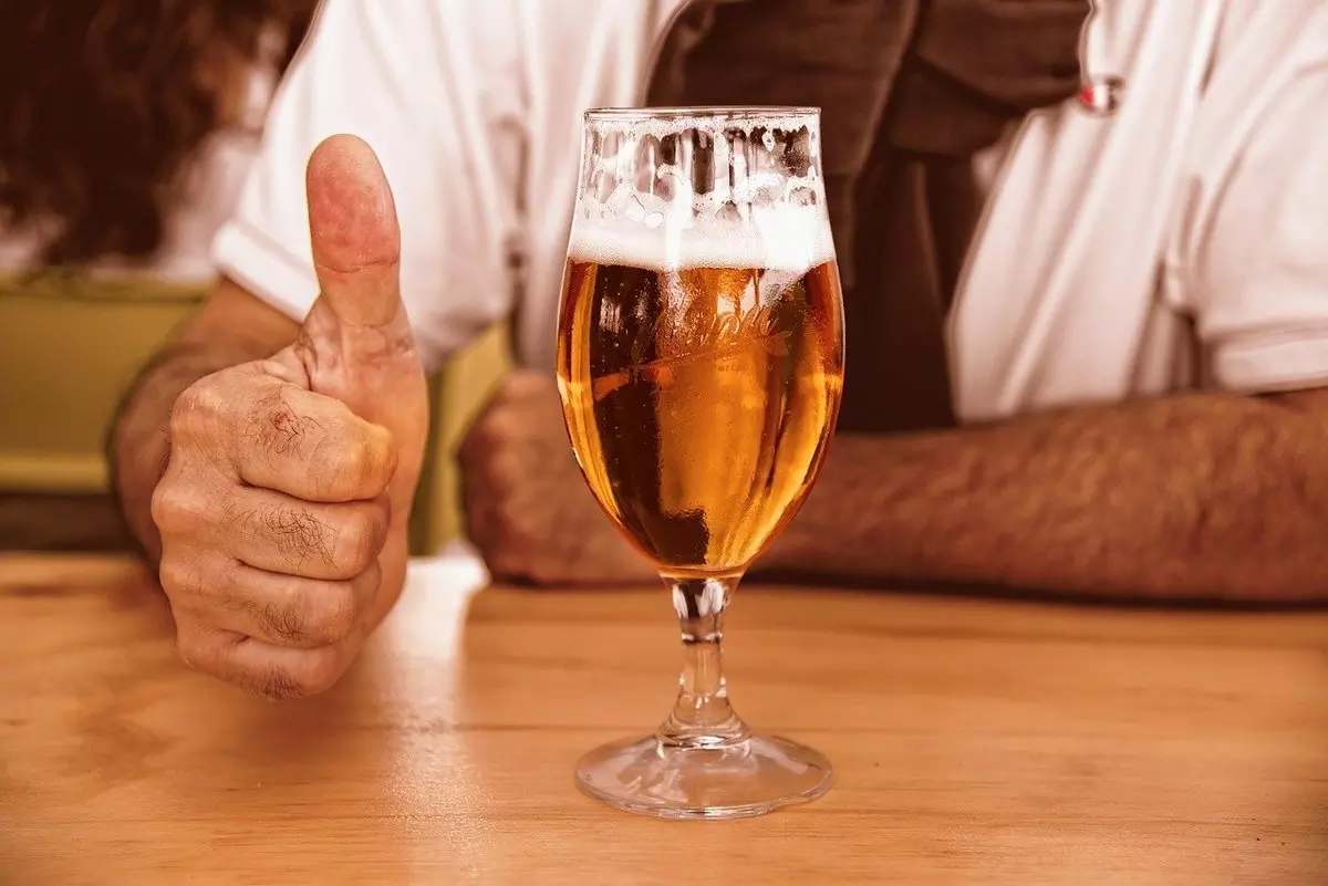 Sonhar que está bebendo cerveja Sonhar que está bebendo cerveja: imagem de um homem acenando positivo com um copo de cerveja