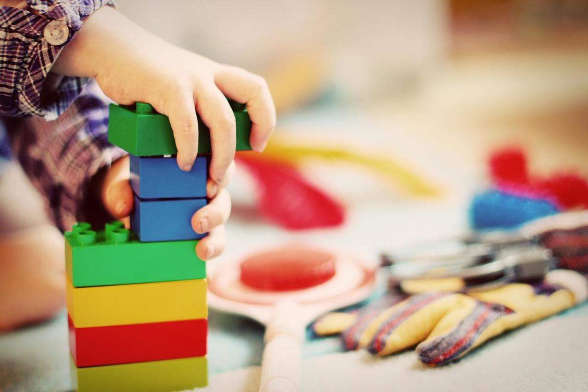 Sonhar com sobrinho brincando Sonhar com sobrinho brincando: imagem de uma criança brincando