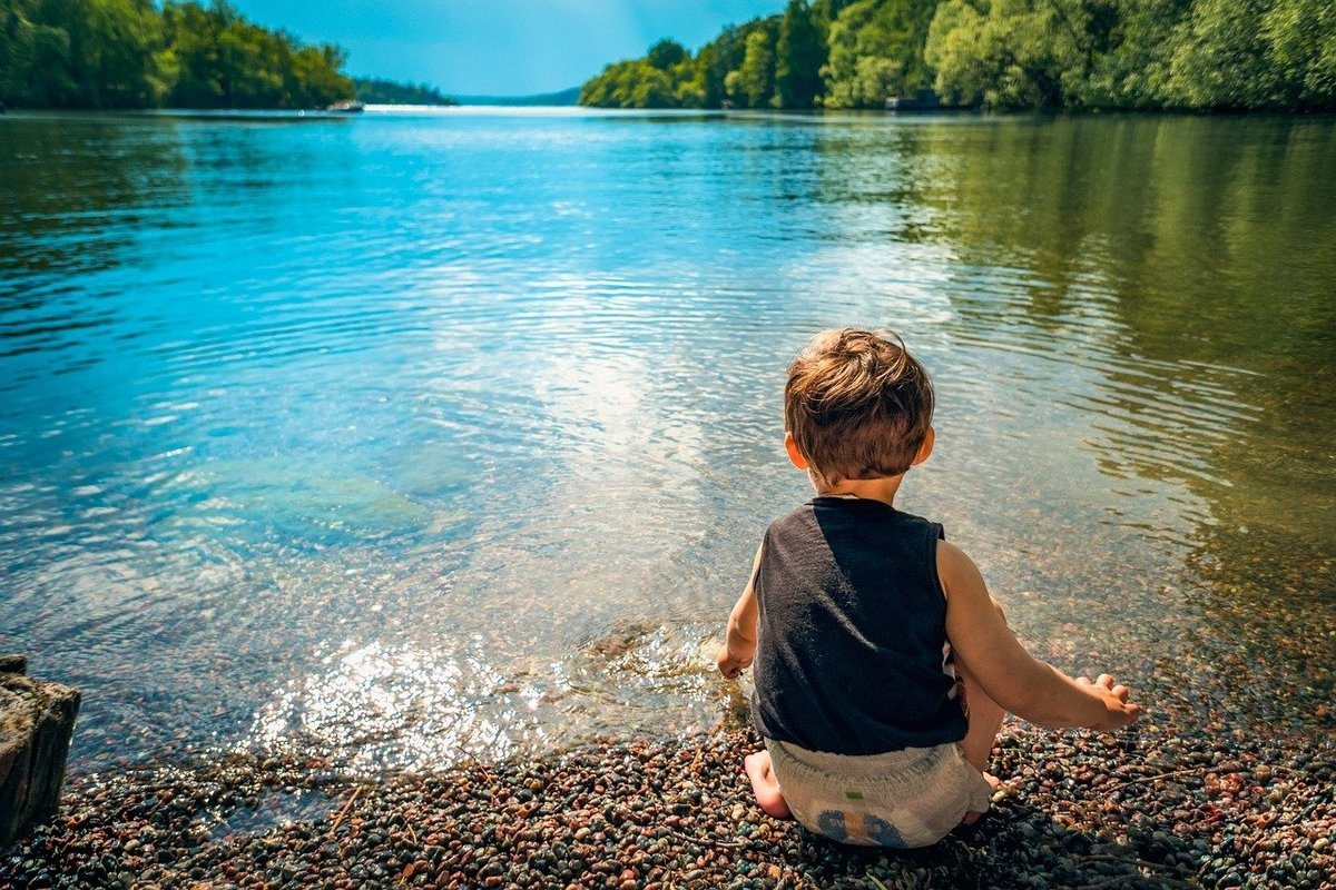 Sonhar com sobrinho amável Sonhar com sobrinho amável: imagem de uma criança em um lago