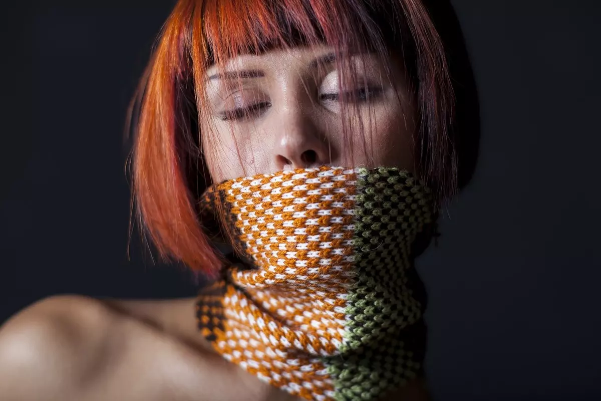 Sonhar que não consegue falar com alguém Sonhar que não consegue falar com alguém: imagem de uma mulher com a boca escondida