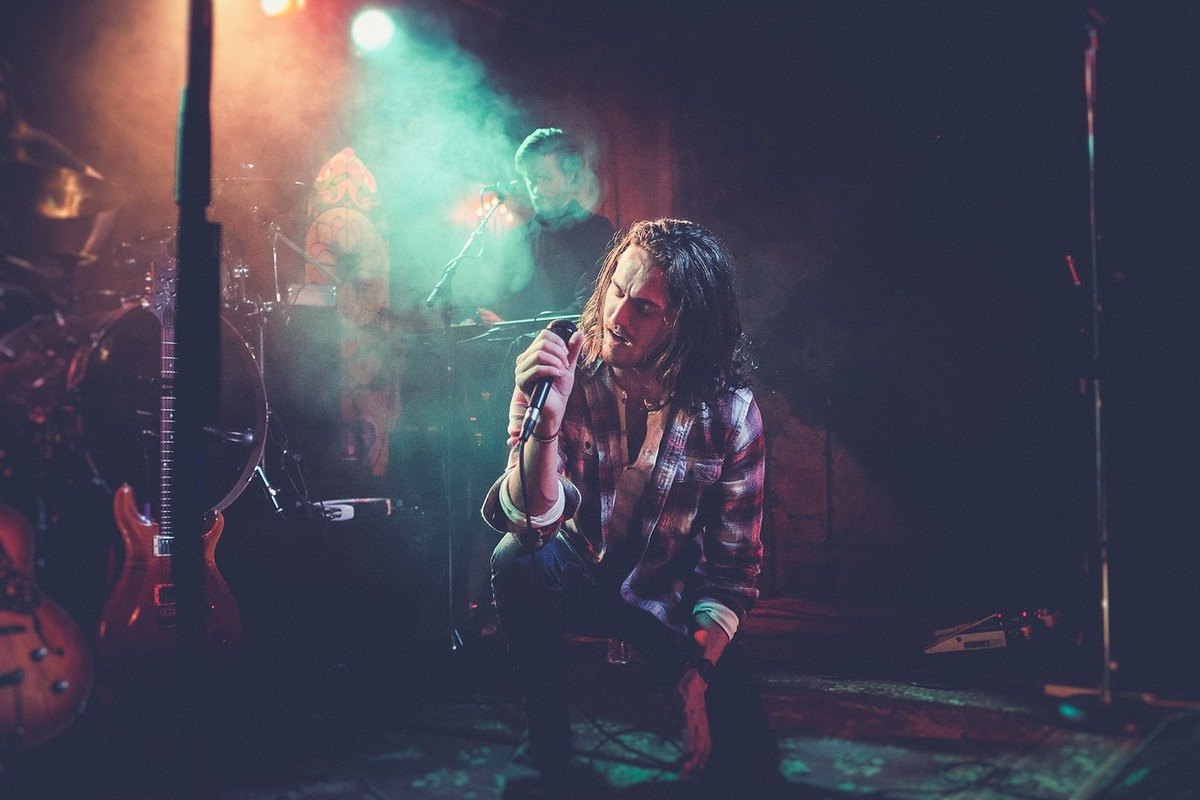 Sonhar com cantor de rock Sonhar com cantor de rock: imagem de um cantor de rock