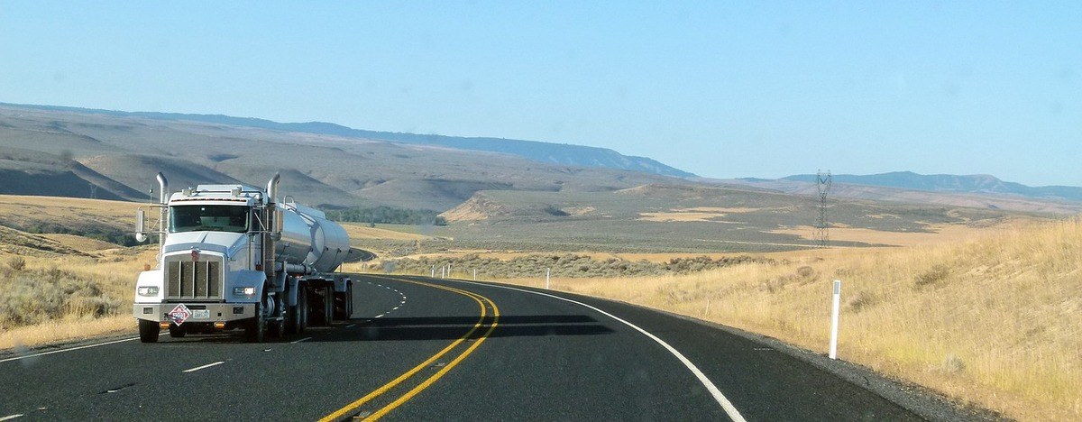 Sonhar com carreta desgovernada Sonhar com carreta desgovernada: imagem de uma carreta na estrada