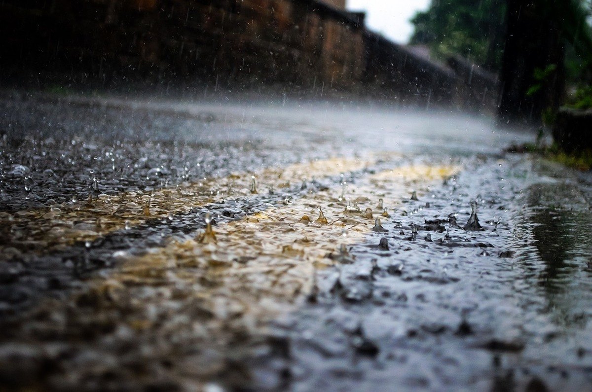 Sonhar com água da chuva suja Água da chuva suja