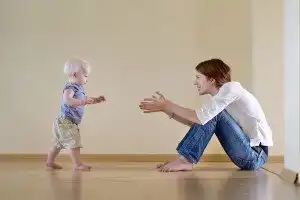 bebê andando