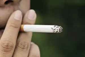 Resultado de imagem para foto cigarro aceso pegando fogo na roupa