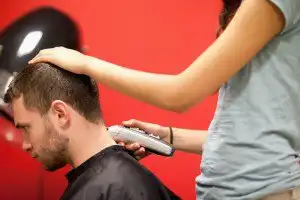 homem corta cabelo da esposa