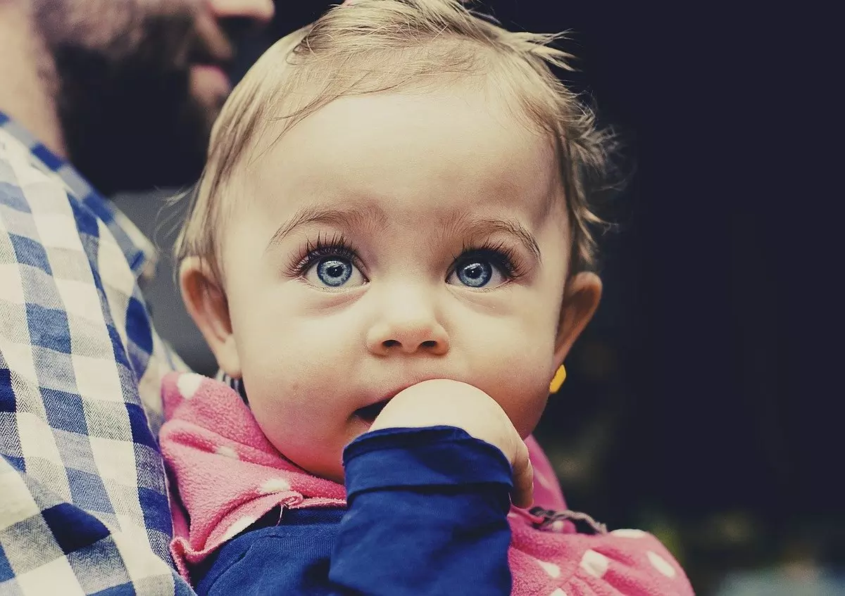 Feche de menina bonita com grandes olhos azuis e cabelos claros