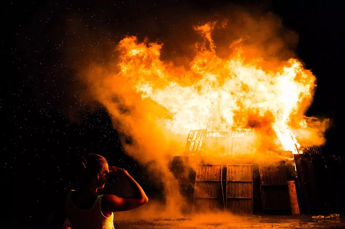 Sonhar com casa pegando fogo: conheça o simbolismo