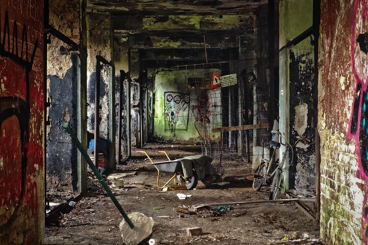 Sonhar com casa suja e bagunçada: imagem de uma casa abandonada