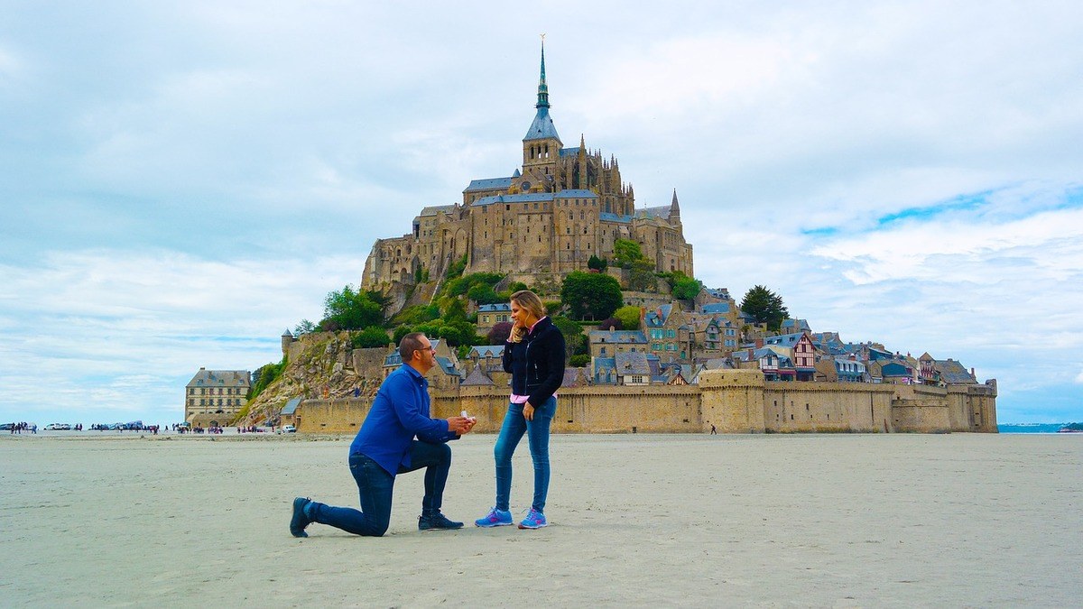 Sonhar com pedido de casamento em viagem romântica: imagem de um pedido de casamento em uma viagem