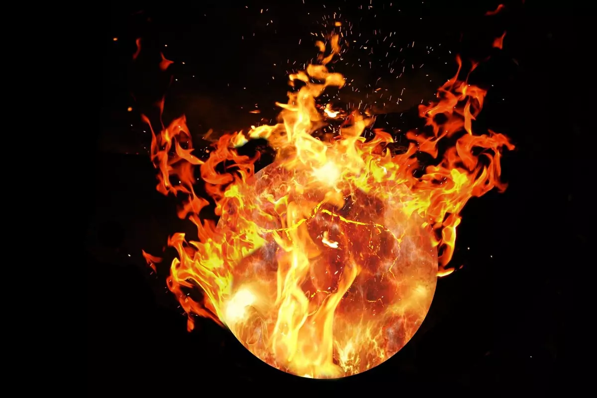 Uma bola de fogo com água e a palavra fogo no fundo