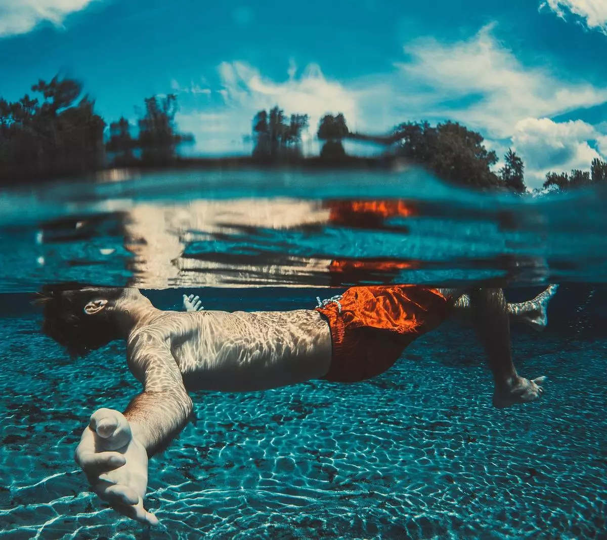 Sonhos Significado: sonhar com Caindo na piscina