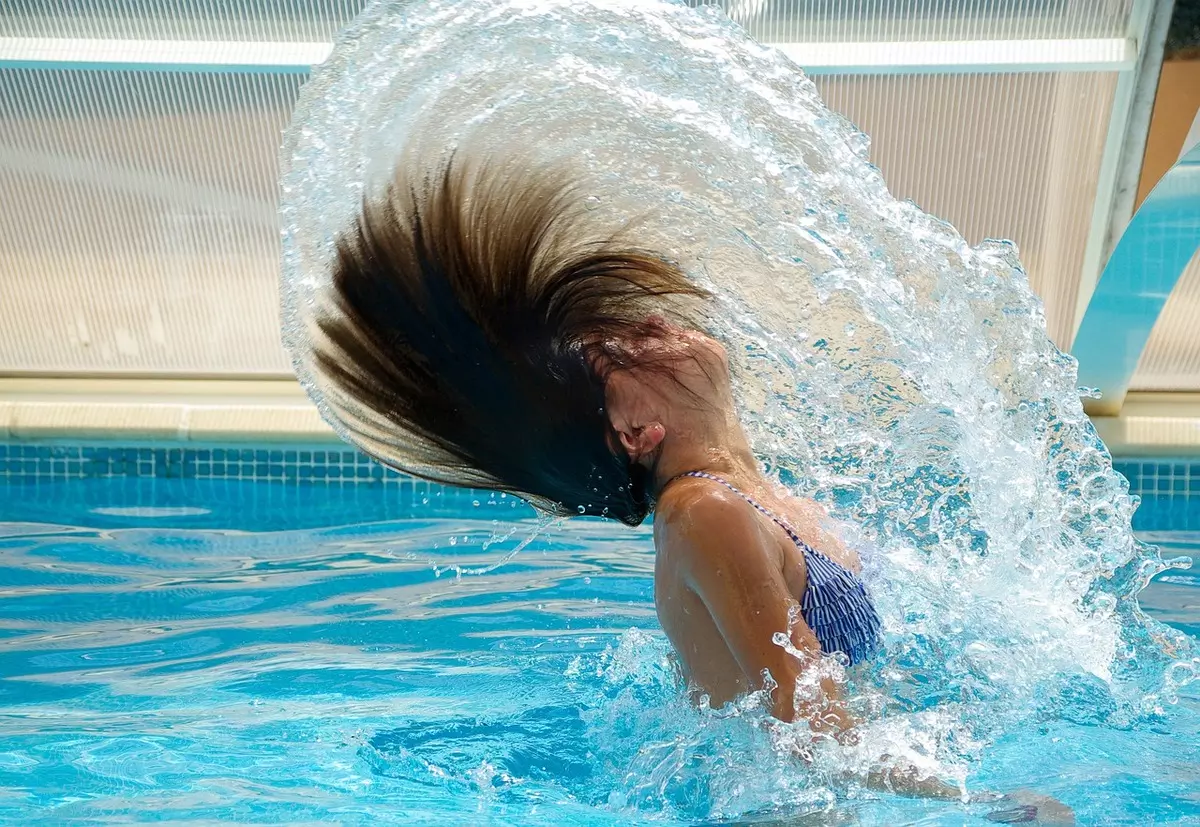 Sonhos Significado: sonhar com Caindo na piscina