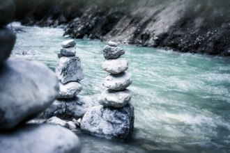 Pedras e rio de água corrente