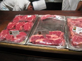 Vários tipos de carnes vermelhas cruas