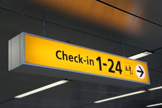 Placa de sinalização de aeroporto em inglês