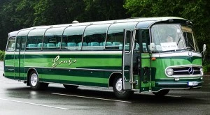 Ônibus antigo e verde