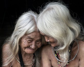 Duas senhoras com cabelo branco