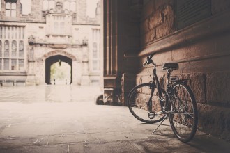 Bicicleta estacionada perto de uma parede 