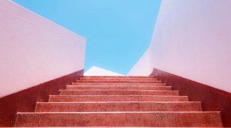 Escada de cimento vermelha